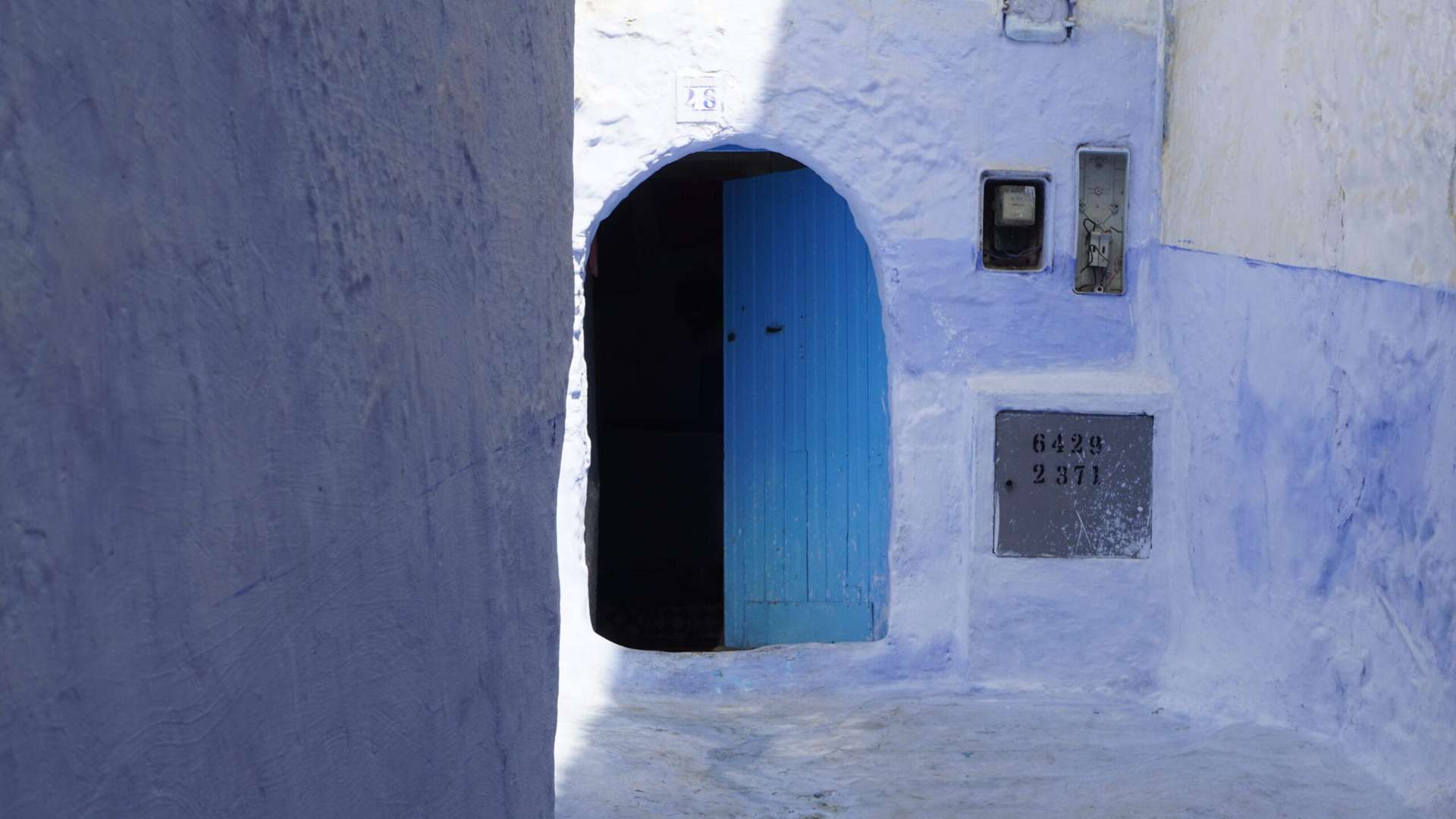 Au-delà du bleu : percez les secrets des portes envoûtantes de Chefchaouen
